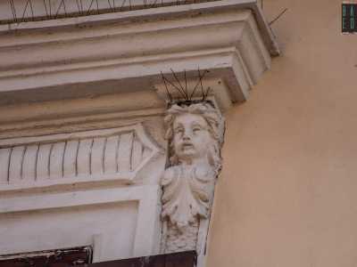 ...e facce di putti sugli architravi dei finestroni laterali